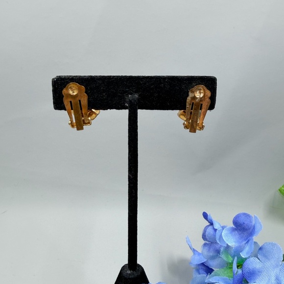 Blue Crystal With Aurora Borealis Finish Clip On Vintage Earrings - Picture 5 of 8